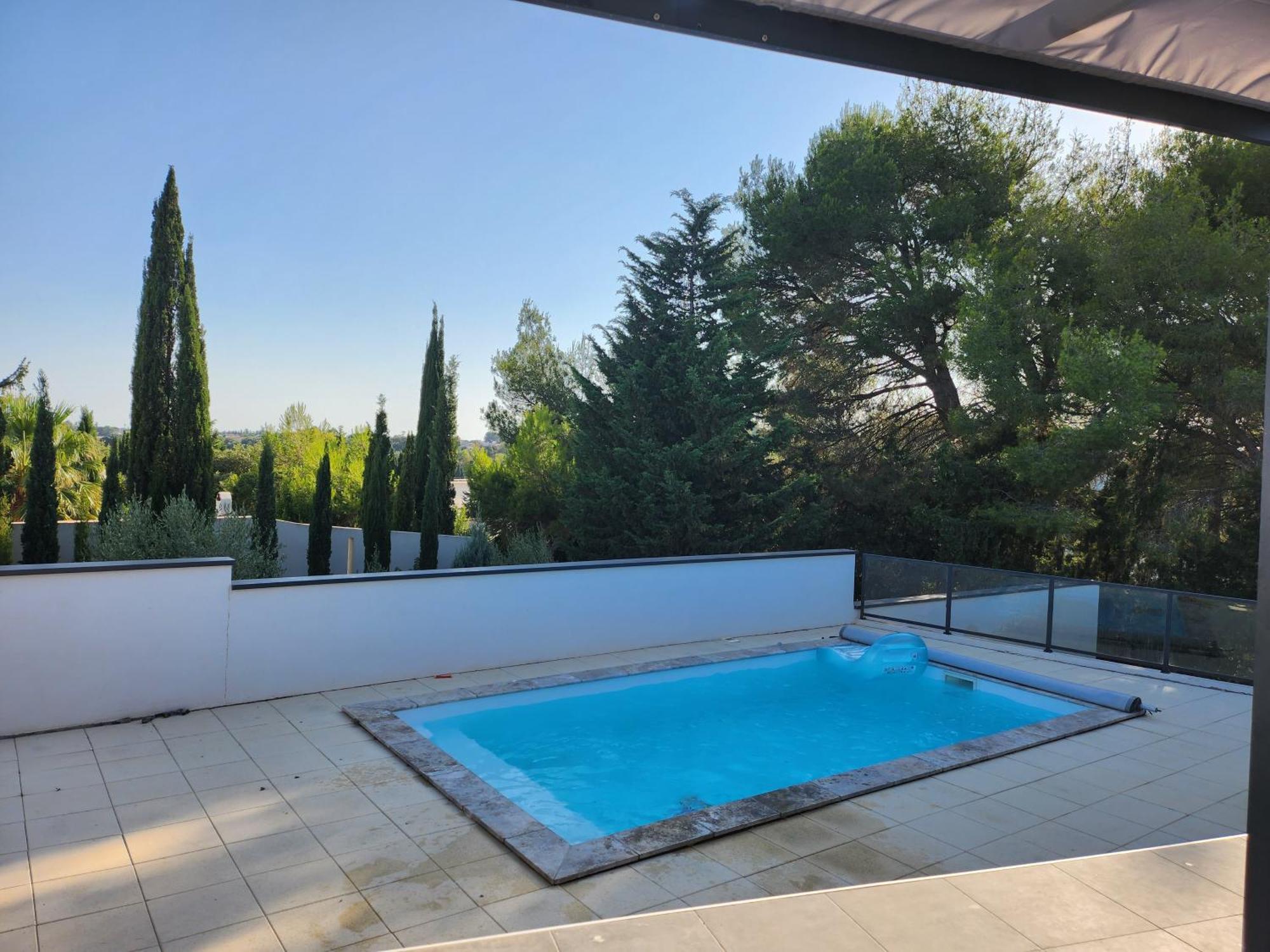 Avec Piscine Saint-Gilles (Gard)